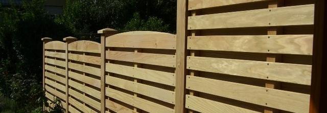 Praktische Anleitung: Holzzaun als Sichtschutz selber bauen