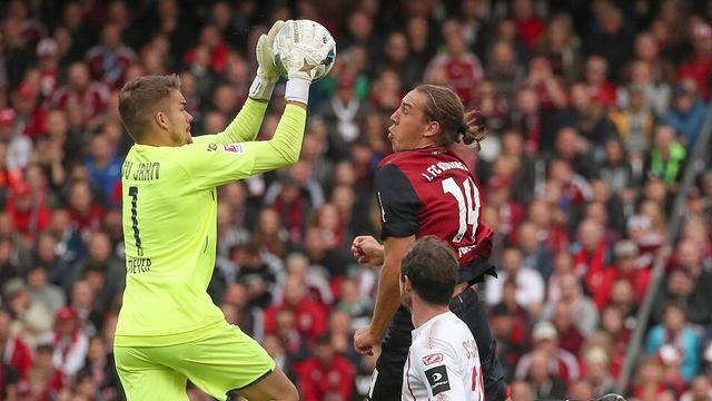 Warum gab es in Regensburg eine 14-minütige Nachspielzeit? Warum gab es in Regensburg eine 14-minütige Nachspielzeit?