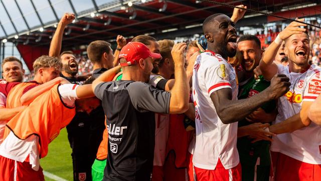 Elfmeterpfiff sorgt für Unverständnis: Warum so viel Nachspielzeit in Regensburg? Elfmeterpfiff sorgt für Unverständnis: Warum so viel Nachspielzeit in Regensburg?