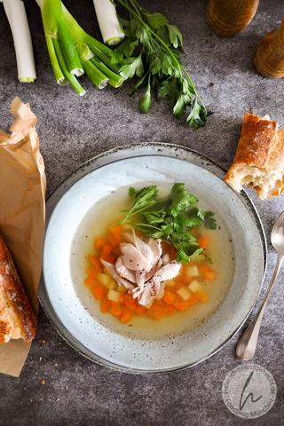 Hausgemachte Hühnerbrühe: Ein tolles Rezept zum Nachmachen Hausgemachte Hühnerbrühe: Ein tolles Rezept zum Nachmachen