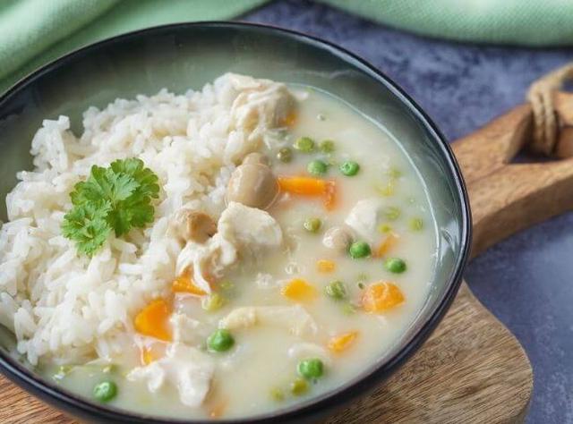 Klassisches Hühnerfrikassee Rezept zum Selbermachen Klassisches Hühnerfrikassee Rezept zum Selbermachen