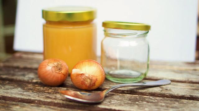 Schonende Behandlung: Hausgemachter Zwiebelsaft gegen Husten