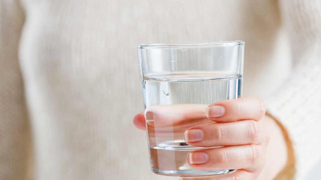 Destilliertes Wasser trinken: Was passiert wirklich im Körper?