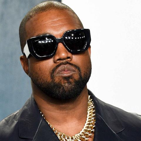 "Die Verklagung von Kanye West durch George Floyds Familie wegen rassistischer Aussagen: Ein Überblick" "Die Verklagung von Kanye West durch George Floyds Familie wegen rassistischer Aussagen: Ein Überblick"