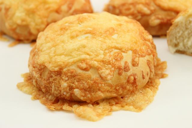 Genieße frisch gebackene Käsebrötchen aus eigener Herstellung Genieße frisch gebackene Käsebrötchen aus eigener Herstellung