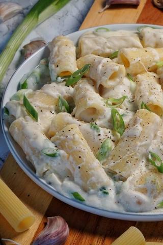 Vielseitige Käsesauce: Perfekt für Pasta, Gemüse und mehr! Vielseitige Käsesauce: Perfekt für Pasta, Gemüse und mehr!