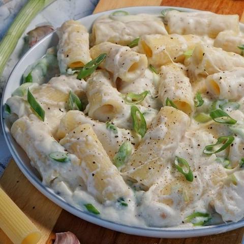 Köstliche Käsesauce mit individuellen Geschmacksvariationen Köstliche Käsesauce mit individuellen Geschmacksvariationen