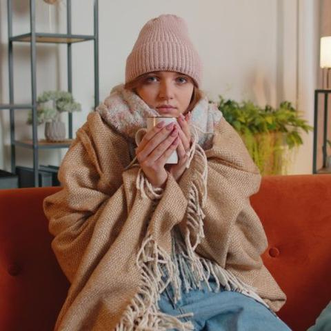 Ständig frieren? Diese Maßnahmen helfen dir dabei, dich aufzuwärmen