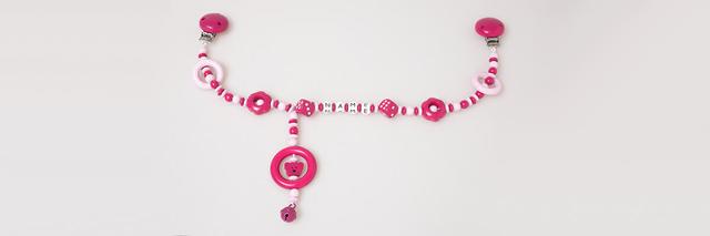 Kunterbunter Spielspaß für unterwegs: Eine Anleitung zur Herstellung einer selbstgemachten Kinderwagenkette Kunterbunter Spielspaß für unterwegs: Eine Anleitung zur Herstellung einer selbstgemachten Kinderwagenkette