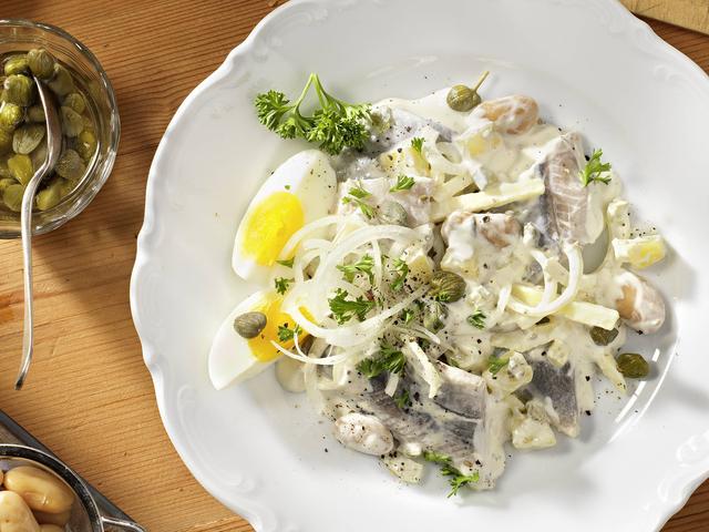 Hausgemachter Heringssalat: Traditionelles Rezept zum Nachkochen Hausgemachter Heringssalat: Traditionelles Rezept zum Nachkochen
