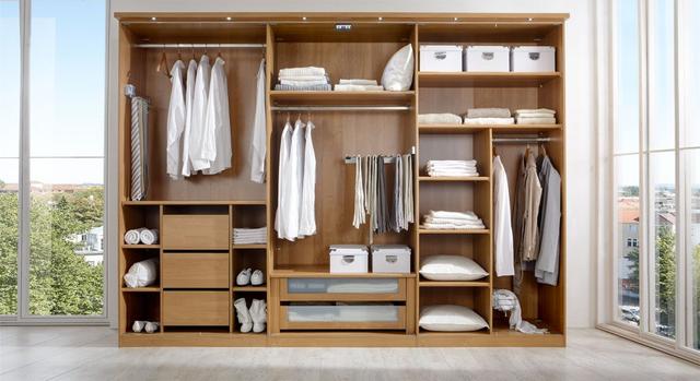 Praktische Lösung: Mit Vorhang zum selbstgebauten Kleiderschrank Praktische Lösung: Mit Vorhang zum selbstgebauten Kleiderschrank