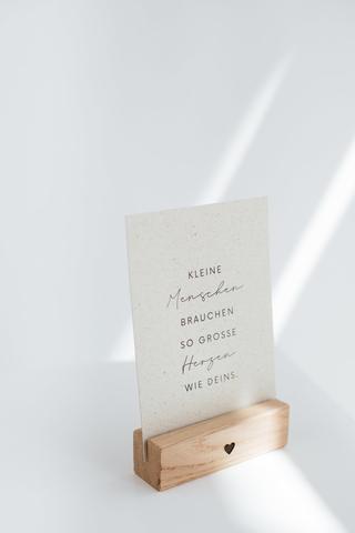 Nachhaltige Postkarte: Kleine Menschen brauchen große Herzen Nachhaltige Postkarte: Kleine Menschen brauchen große Herzen