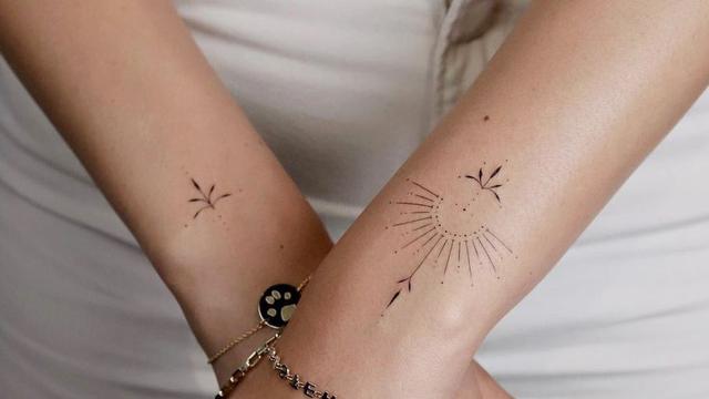 Bedeutungsvolle Mini-Tattoos: Inspiration für kleine Kunstwerke auf der Haut