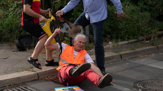 Eigenmächtiges Entfernen von Klima-Klebern: Rechtliche Grauzone oder strafbare Handlung? Eigenmächtiges Entfernen von Klima-Klebern: Rechtliche Grauzone oder strafbare Handlung?