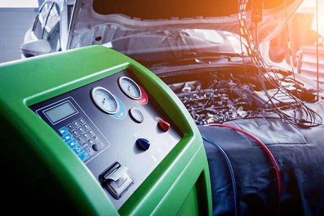 Geld sparen beim Befüllen der Autoklimaanlage: Tipps und Tricks Geld sparen beim Befüllen der Autoklimaanlage: Tipps und Tricks