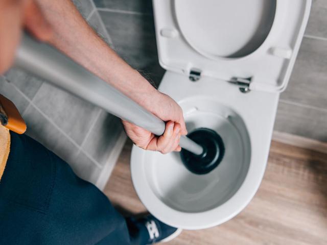 Verstopfte Toilette und kein Pümpel zur Hand? Hier sind 5 Tricks, die Ihnen helfen! Verstopfte Toilette und kein Pümpel zur Hand? Hier sind 5 Tricks, die Ihnen helfen!