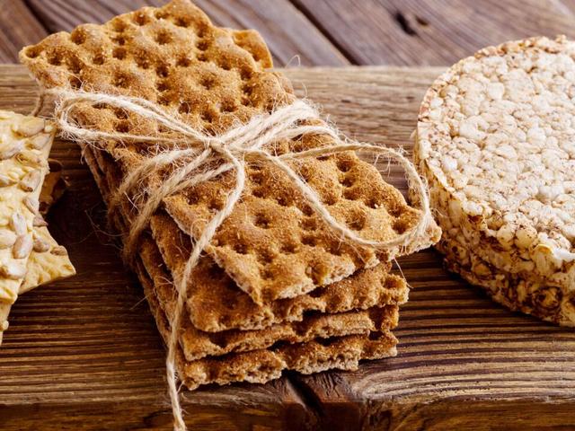 Gesundes und knuspriges Knäckebrot ganz einfach selber machen Gesundes und knuspriges Knäckebrot ganz einfach selber machen