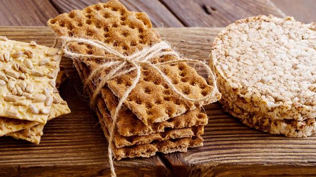 Backe dein eigenes Knäckebrot: Ein einfaches Rezept zum Nachmachen Backe dein eigenes Knäckebrot: Ein einfaches Rezept zum Nachmachen