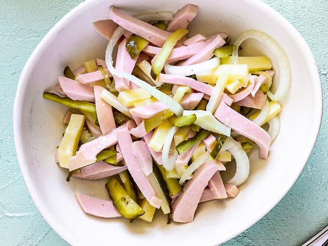 Leckeres Wurstsalat-Rezept zum Selbermachen - Frisch, würzig und einfach zubereitet