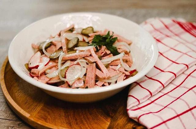 Selbstgemachter Wurstsalat: Eine delikate Alternative zum Biergarten-Klassiker