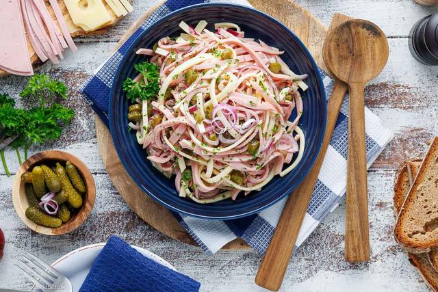 Perfekt für die Brotzeit: Wie man selbst einen leckeren Wurstsalat zaubert