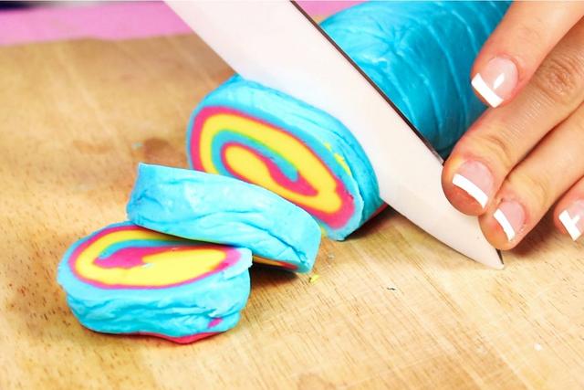 Bastelspaß für Kinder: Knetseife selber machen mit dieser einfachen Anleitung