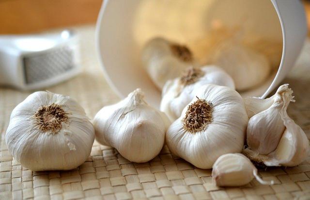 Wie man den Geruch von Knoblauch neutralisiert - 6 effektive Tipps Wie man den Geruch von Knoblauch neutralisiert - 6 effektive Tipps