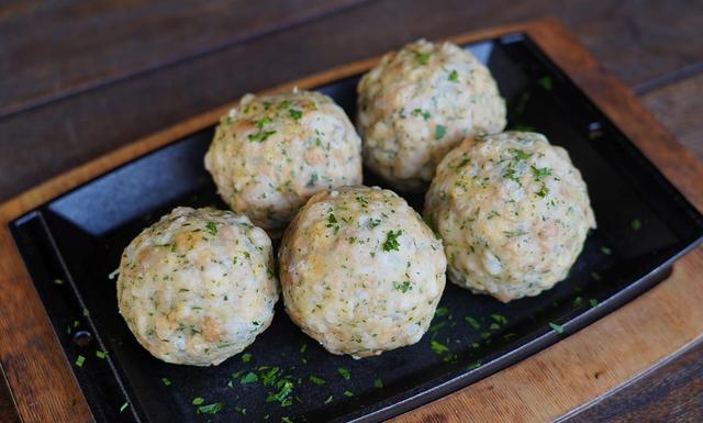 Bayerische Knödelrezepte: So gelingt das Knödelbrot selber machen! Bayerische Knödelrezepte: So gelingt das Knödelbrot selber machen!