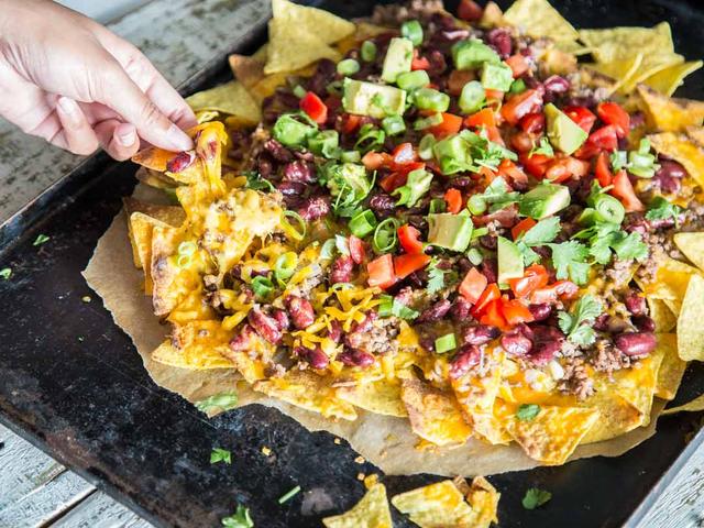 Nachos deluxe: Überbackene Tortilla-Chips mit Hackfleisch, Bohnen und Käse Nachos deluxe: Überbackene Tortilla-Chips mit Hackfleisch, Bohnen und Käse