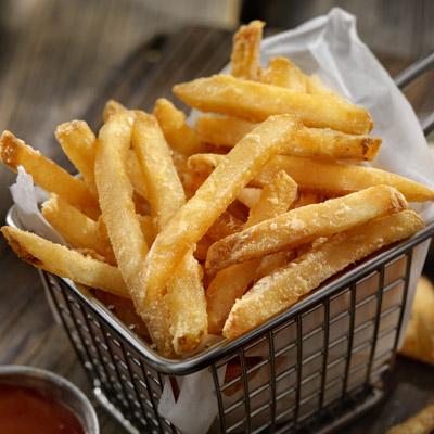 Einfaches Rezept für selbstgemachte Pommes in der Fritteuse