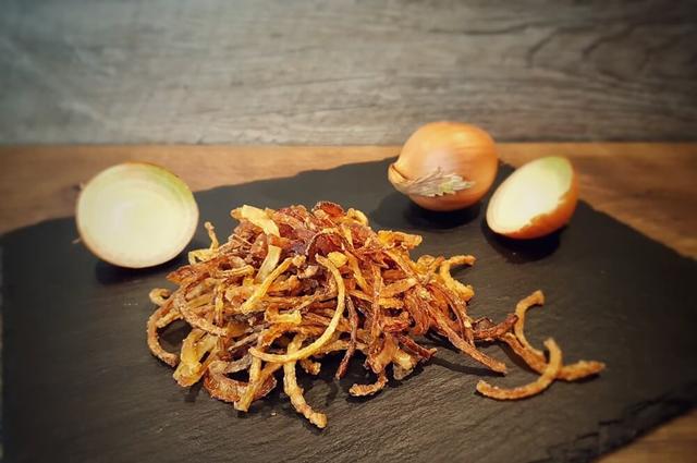 Einfach und schnell selbstgemachte Röstzwiebeln: Die perfekte Beilage für jeden Anlass Einfach und schnell selbstgemachte Röstzwiebeln: Die perfekte Beilage für jeden Anlass