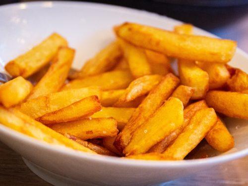 Pommes selber machen: Rezepte für goldgelbe, knusprige Kartoffelsticks Pommes selber machen: Rezepte für goldgelbe, knusprige Kartoffelsticks