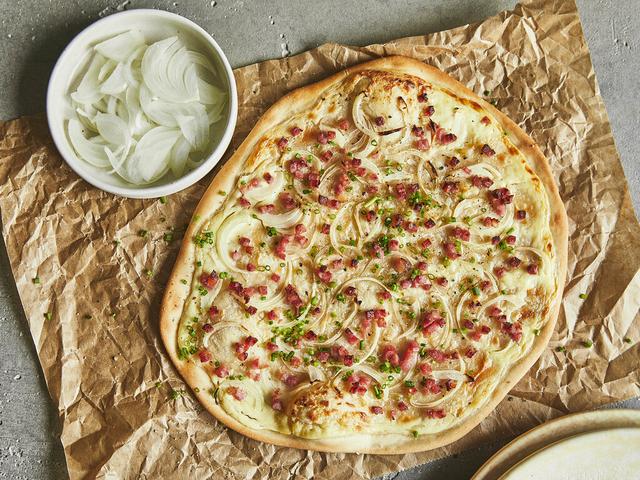 Flammkuchen-Teig selber machen: Einfaches und leckeres Rezept Flammkuchen-Teig selber machen: Einfaches und leckeres Rezept