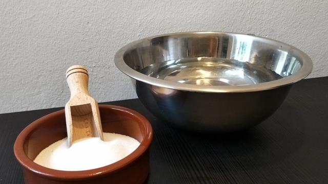 Natürliches Hausmittel: Inhalationslösung mit Kochsalz selber machen Natürliches Hausmittel: Inhalationslösung mit Kochsalz selber machen