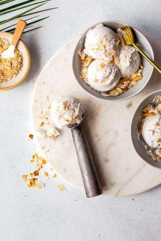 Klassisches Eisrezept mit einem Twist: Cremiges Kokos-Eis ohne Eismaschine