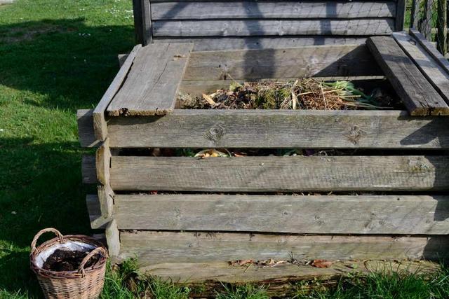 DIY-Projekt: Bauanleitung für einen selbstgebauten Komposter aus Holz DIY-Projekt: Bauanleitung für einen selbstgebauten Komposter aus Holz