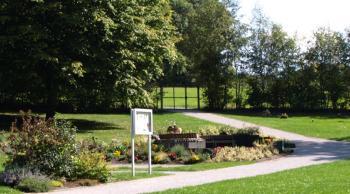 Beerdigung auf der grünen Wiese: Welche Kosten kommen bei einer Urnenbestattung auf Sie zu?