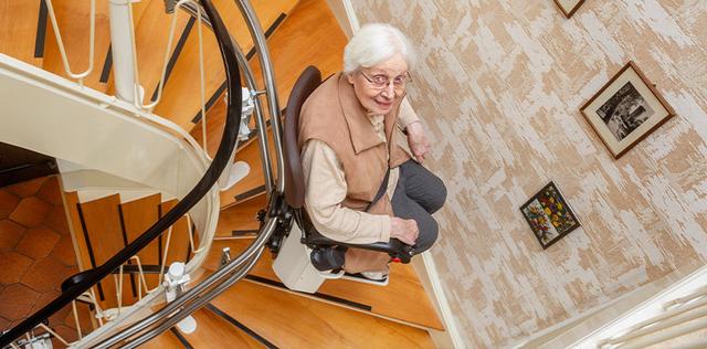 Individuelle Kosten für einen Treppenlift je nach Treppe und Ausstattung