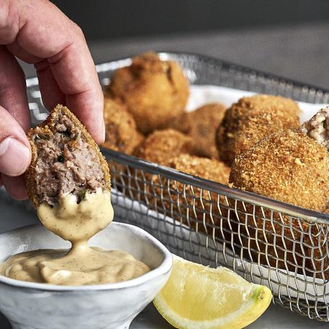 Alles über Bitterballen: Herkunft, Zutaten und Zubereitung dieser leckeren Fleischbällchen
