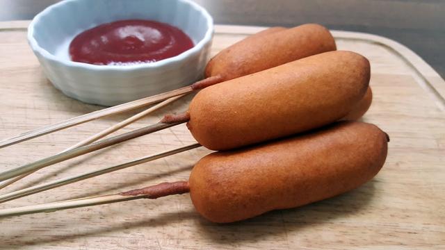 Amerikanische Corn Dogs ganz einfach zuhause zubereiten Amerikanische Corn Dogs ganz einfach zuhause zubereiten