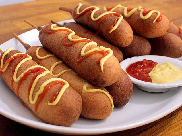 Schritt-für-Schritt-Anleitung: So macht man leckere Corn Dogs selbst Schritt-für-Schritt-Anleitung: So macht man leckere Corn Dogs selbst