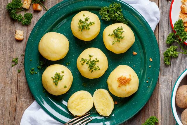 Leckere Kartoffelklöße aus gekochten Kartoffeln zubereiten Leckere Kartoffelklöße aus gekochten Kartoffeln zubereiten