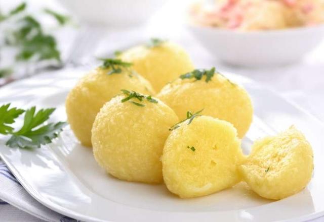 Traditionelle Zubereitung von Kartoffelklößen – einfach und köstlich Traditionelle Zubereitung von Kartoffelklößen – einfach und köstlich