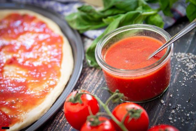 Die beste Pizzasauce zum Selbermachen – ein Gaumenschmaus! Die beste Pizzasauce zum Selbermachen – ein Gaumenschmaus!