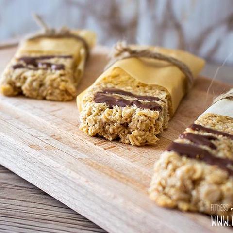 Low-Carb Proteinriegel ohne Nüsse: Selbst gemacht und super saftig Low-Carb Proteinriegel ohne Nüsse: Selbst gemacht und super saftig