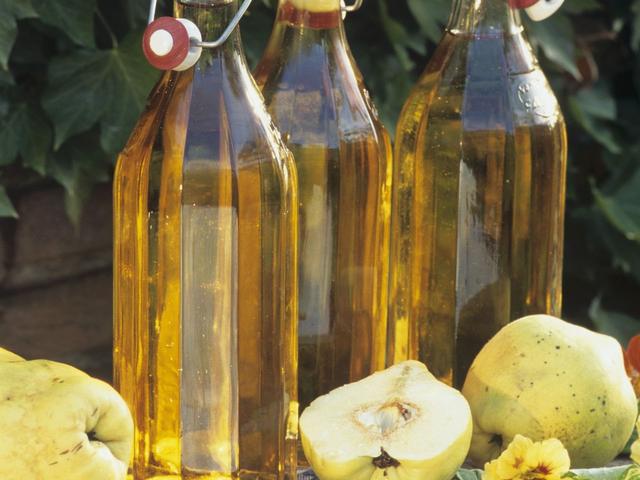 Quittensaft vielseitig einsetzen: Ideen für kulinarische Kreationen Quittensaft vielseitig einsetzen: Ideen für kulinarische Kreationen