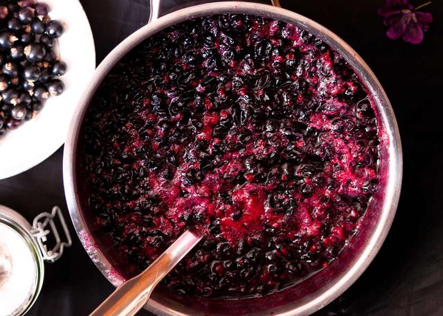 Geschmacksexplosion: Schwarze Johannisbeermarmelade mit neuen Aromen verfeinern
