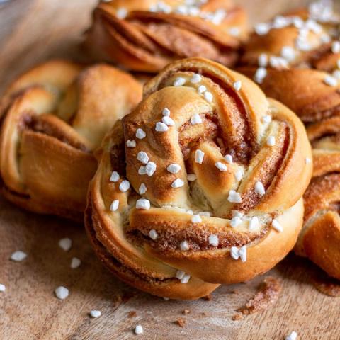 Genieße frisch gebackene Zimtschnecken aus eigener Herstellung Genieße frisch gebackene Zimtschnecken aus eigener Herstellung