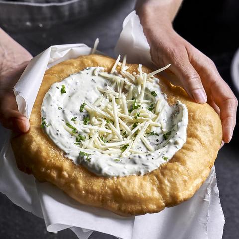 Traditionelles ungarisches Gericht: Langosch selbst gemacht