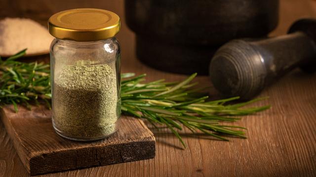 Kräuterliebhaber aufgepasst: So machst du dein eigenes Rosmarinsalz!
